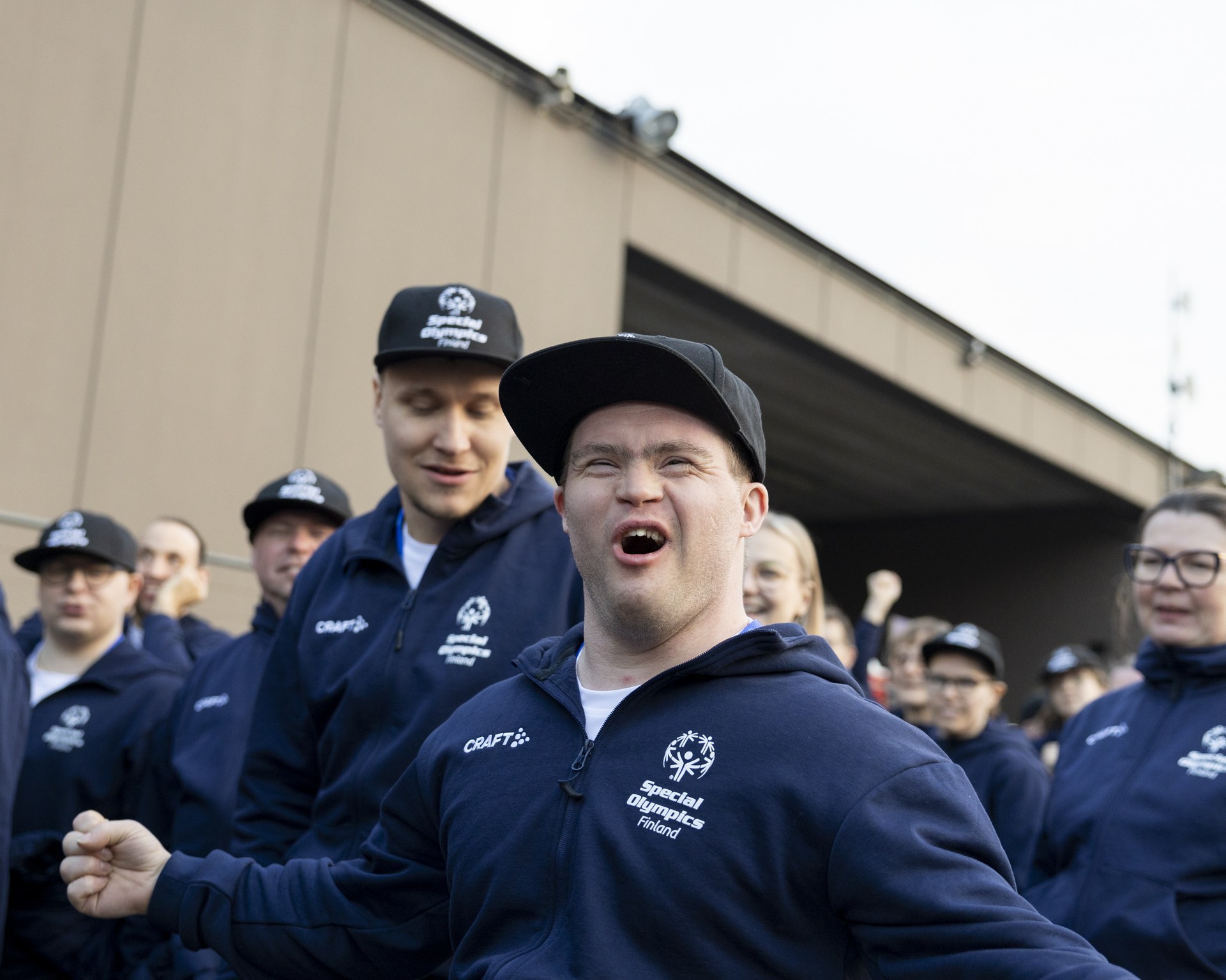 Matti Hämäläinen iloisena tuulettamassa Special Olympics 2025 -talvimaailmankisojen avajaisissa.